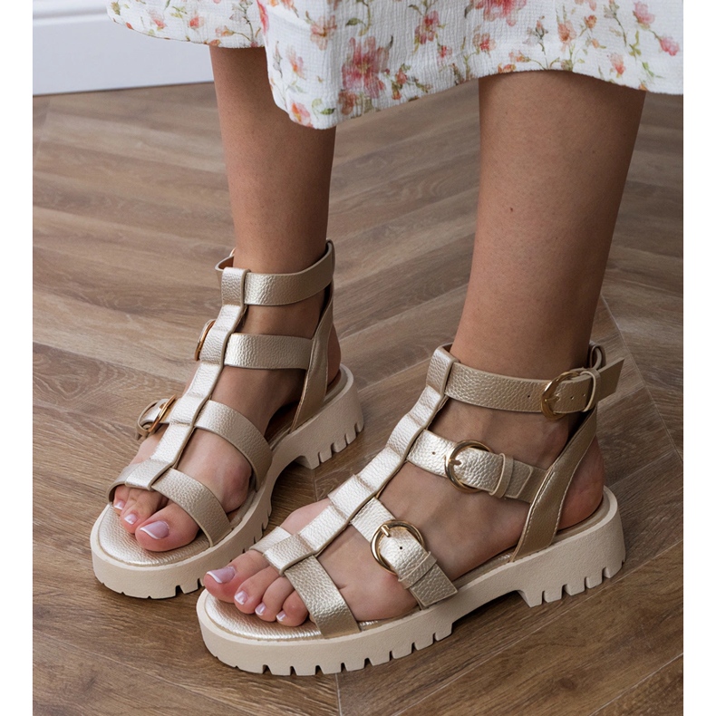 Le gladiateur de sandales en or est fixé avec un cube d'or 2