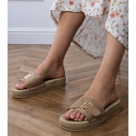 Les tongs bruns sur la plate-forme avec une boucle sur la ceinture 1