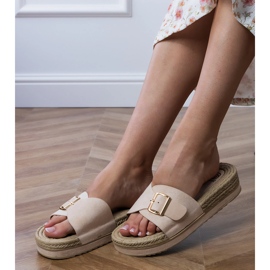 Les tongs beiges sur la plate-forme avec une boucle sur la barre 2