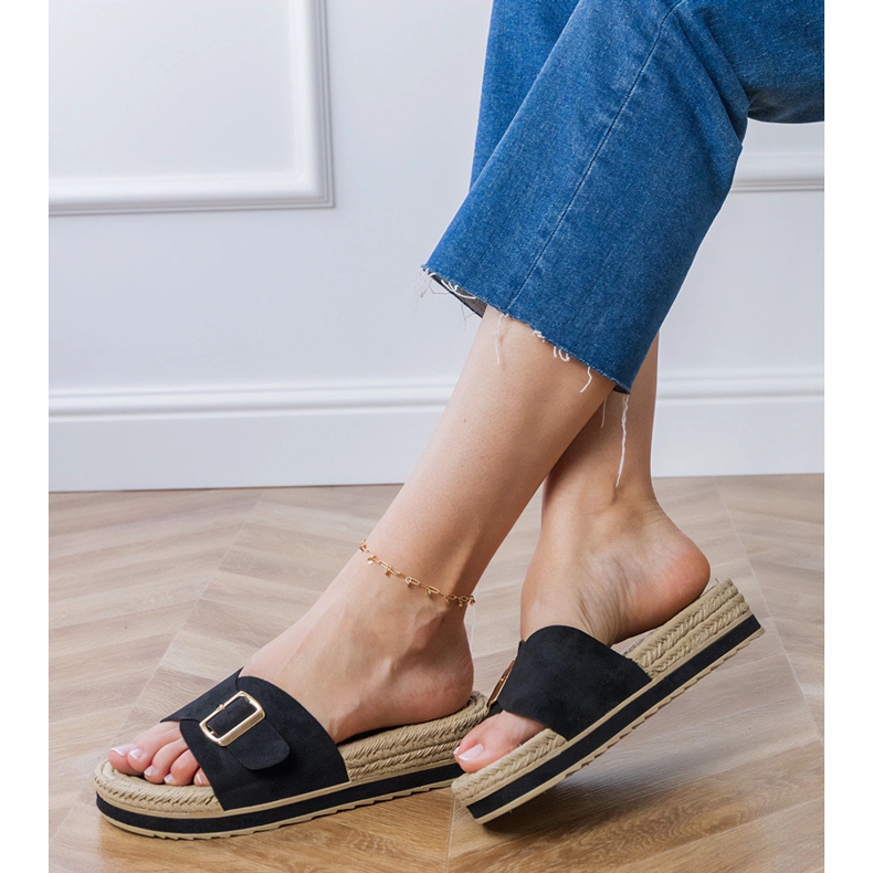 Les tongs noirs sur la plate-forme avec une boucle sur la ceinture le noir 1