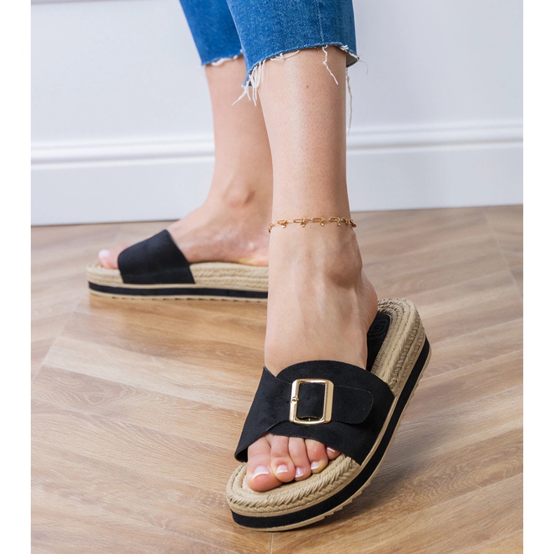 Les tongs noirs sur la plate-forme avec une boucle sur la ceinture le noir 2