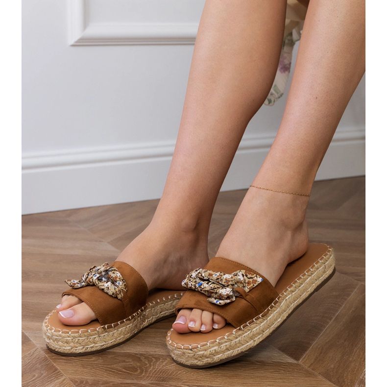 Espadrilles brunes avec un arc 2