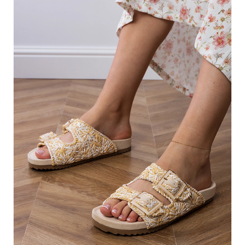 Volets au crochet beige avec des pinces sur les rayures 1