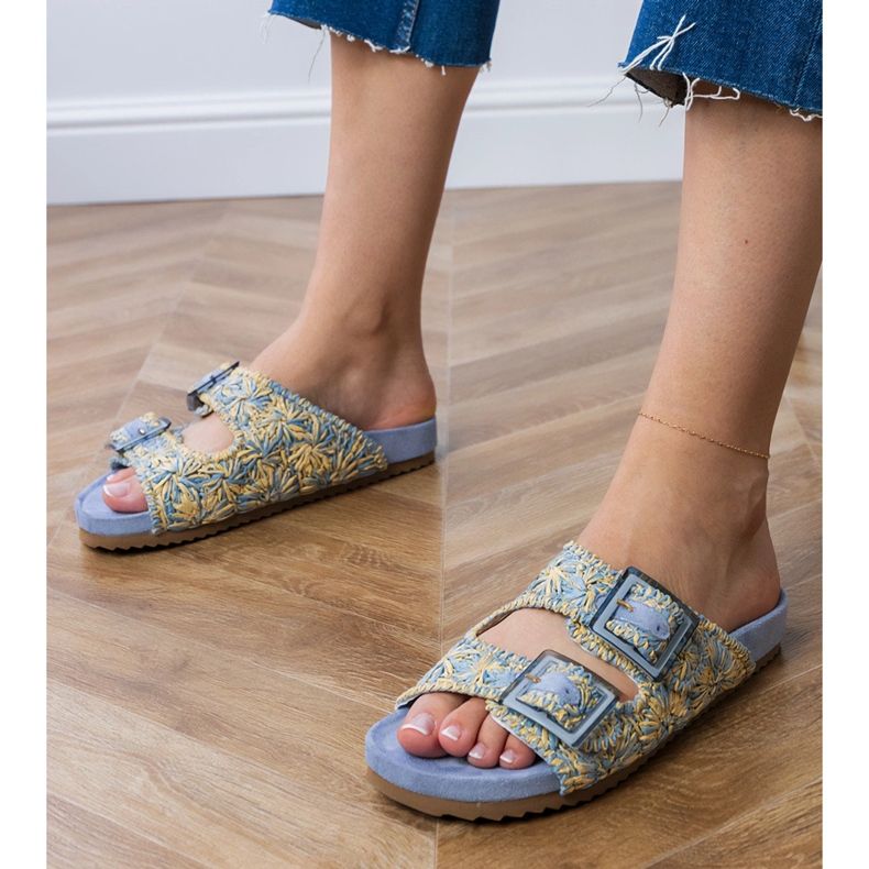 Volets au crochet bleu avec des pinces sur les rayures 1