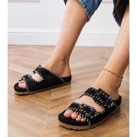 Les tongs noirs avec des pinces et des broderies sur les rayures 1
