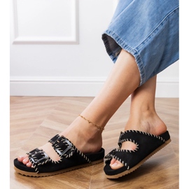 Les tongs noirs avec des pinces et des broderies sur les rayures le noir 2