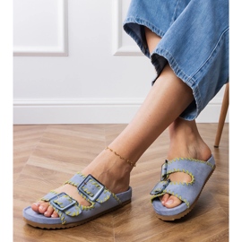 Les tongs bleus avec des pinces et des broderies sur les rayures 2 Les tongs bleus avec des pinces et des broderies sur les rayures 2