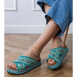 Les tongs verts avec des rayures 2