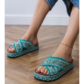 Les tongs verts avec des rayures 1