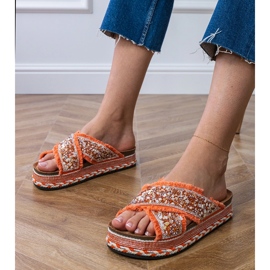 Les tongs orange avec des rayures 1