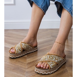 Les tongs beige avec des rayures 1