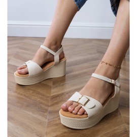 Sandales féminines beige avec une boucle décorative 1