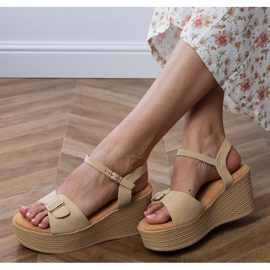 Sandales féminines brunes avec une boucle décorative 2 Sandales féminines brunes avec une boucle décorative 2