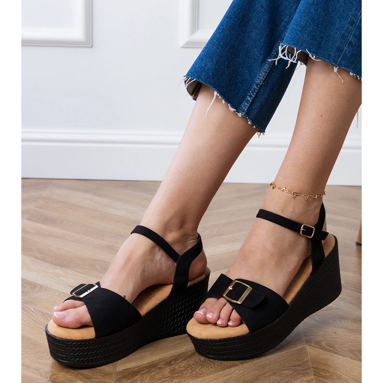 Sandales des femmes noires avec une boucle décorative 2