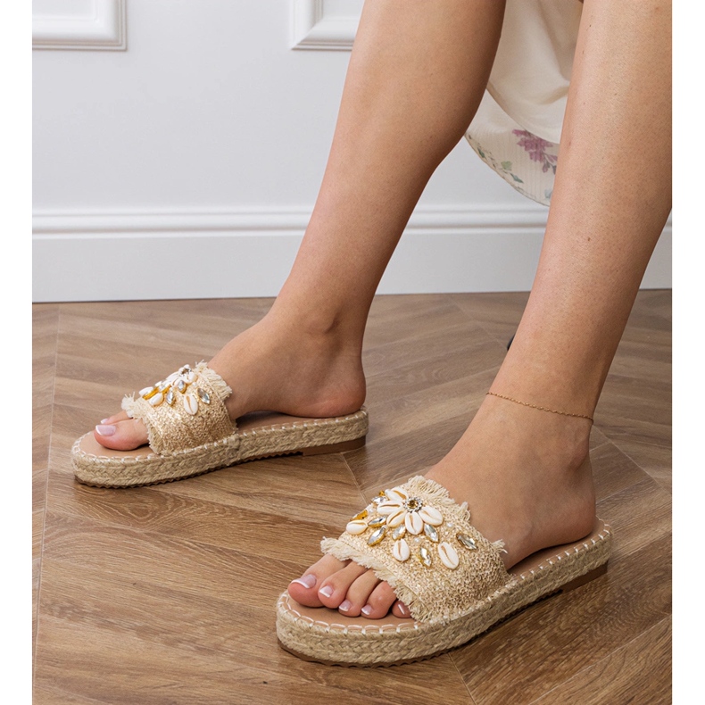 Les tongs dorés des espadrilles avec des coquilles 1