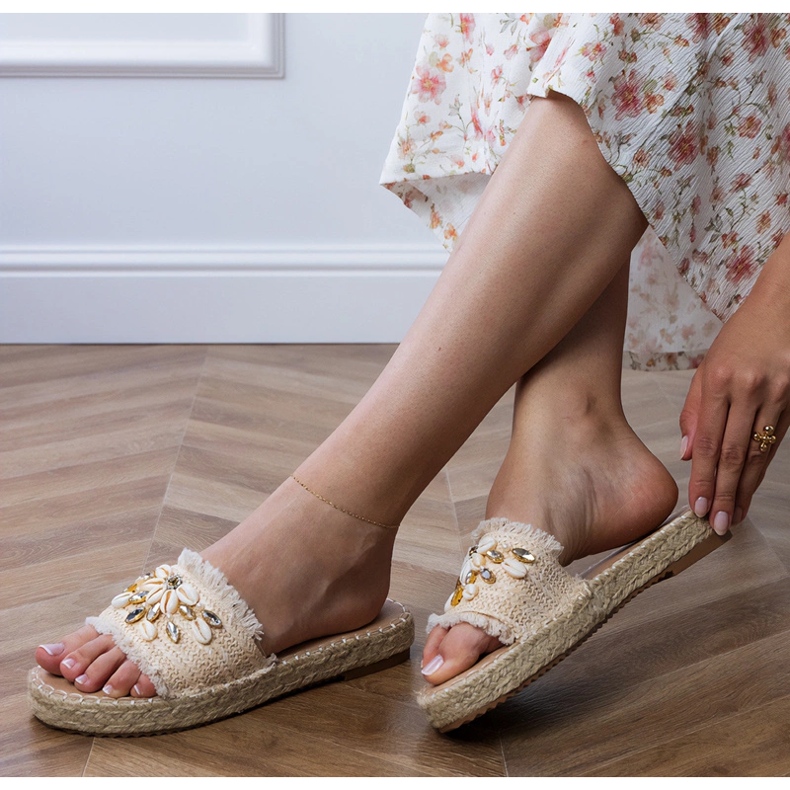 Espadrilles beige avec des obus 1 Espadrilles beige avec des obus 1
