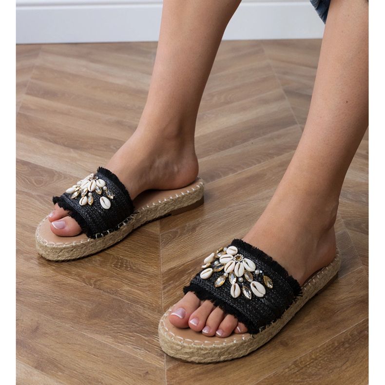 Les tongs noirs en espadrille avec des coquilles 1
