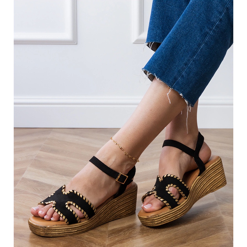 Sandales noires avec broderie sur les bords 2