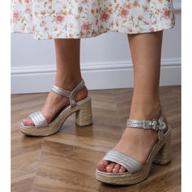 Sandales d'espadrilles d'argent sur le poteau 1 Sandales d'espadrilles d'argent sur le poteau 1