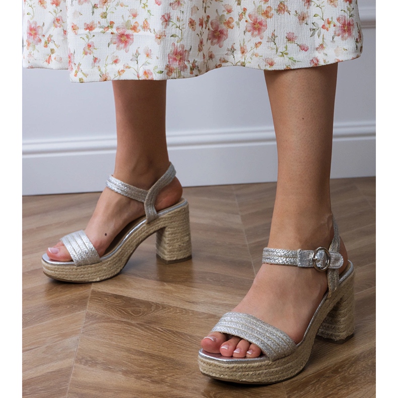 Sandales d'espadrilles d'argent sur le poteau 1