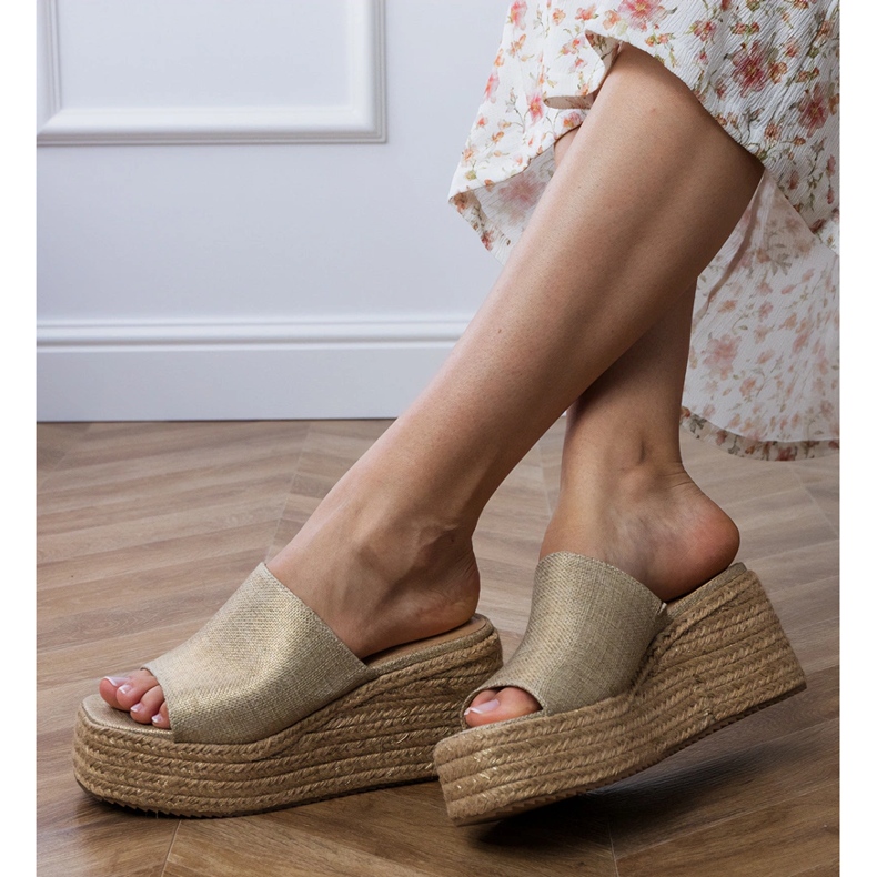 Les tongs Gold Espadrilles classiques sur la plate-forme d'or 2 Les tongs Gold Espadrilles classiques sur la plate-forme d'or 2