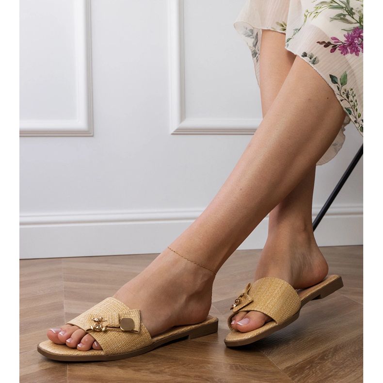 Les tongs plats beige avec une décoration dorée 2