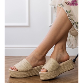 Espadrilles beige sur la plate-forme 2
