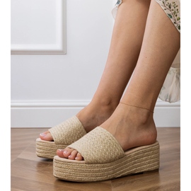 Espadrilles beige sur la plate-forme 1
