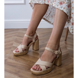 Sandales beige avec rayures sur le poteau 2