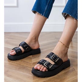 Les tongs plats noirs avec des pinces sur les rayures 1