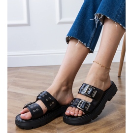 Les tongs plats noirs avec des pinces sur les rayures le noir 2 Les tongs plats noirs avec des pinces sur les rayures le noir 2