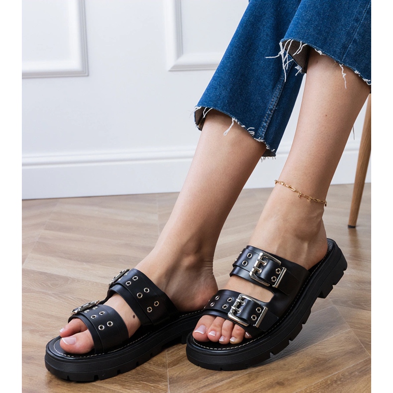 Les tongs plats noirs avec des pinces sur les rayures le noir 2 Les tongs plats noirs avec des pinces sur les rayures le noir 2