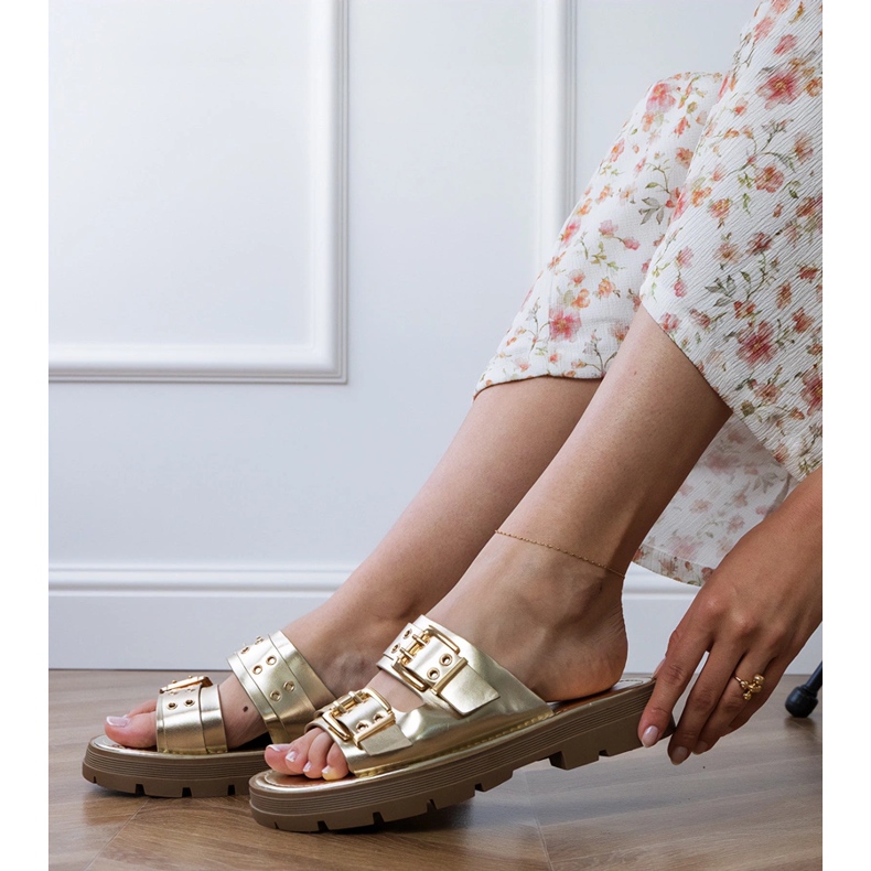 Les tongs plats dorés avec des pinces sur les rayures d'or 2 Les tongs plats dorés avec des pinces sur les rayures d'or 2