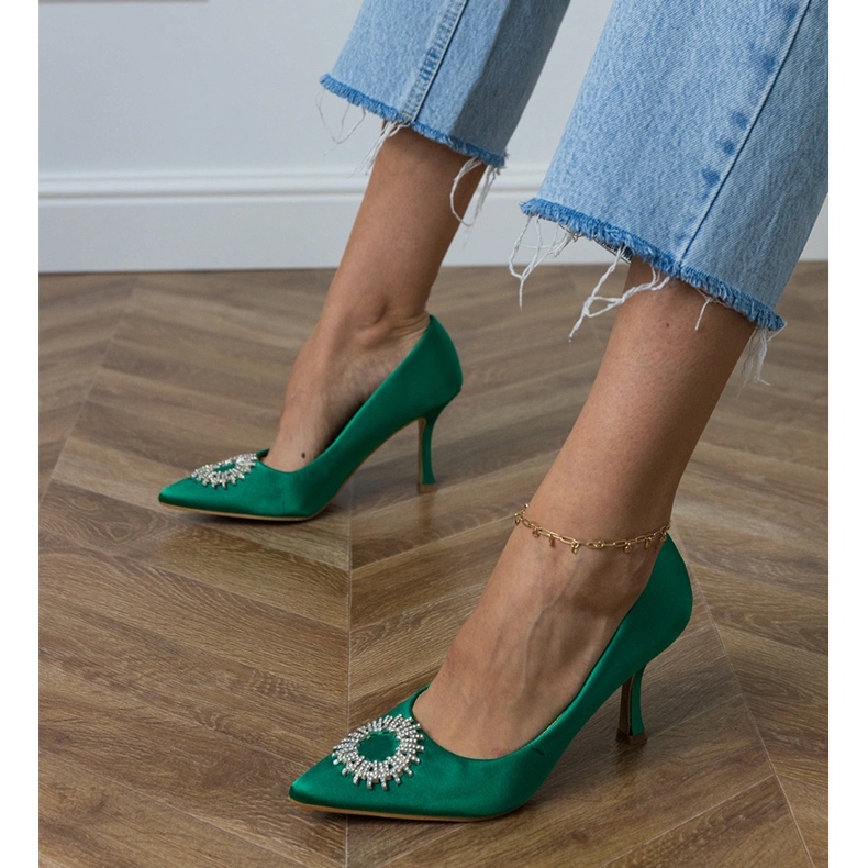 Pompes en satin vert avec zircons 1