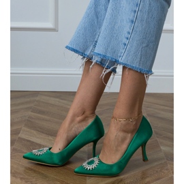 Pompes en satin vert avec zircons 3