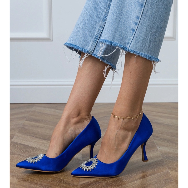 Pompes en satin bleu avec zircons 2 Pompes en satin bleu avec zircons 2