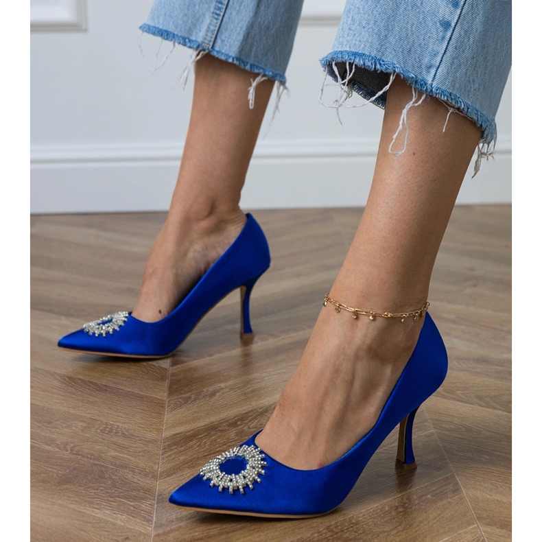 Pompes en satin bleu avec zircons 1 Pompes en satin bleu avec zircons 1