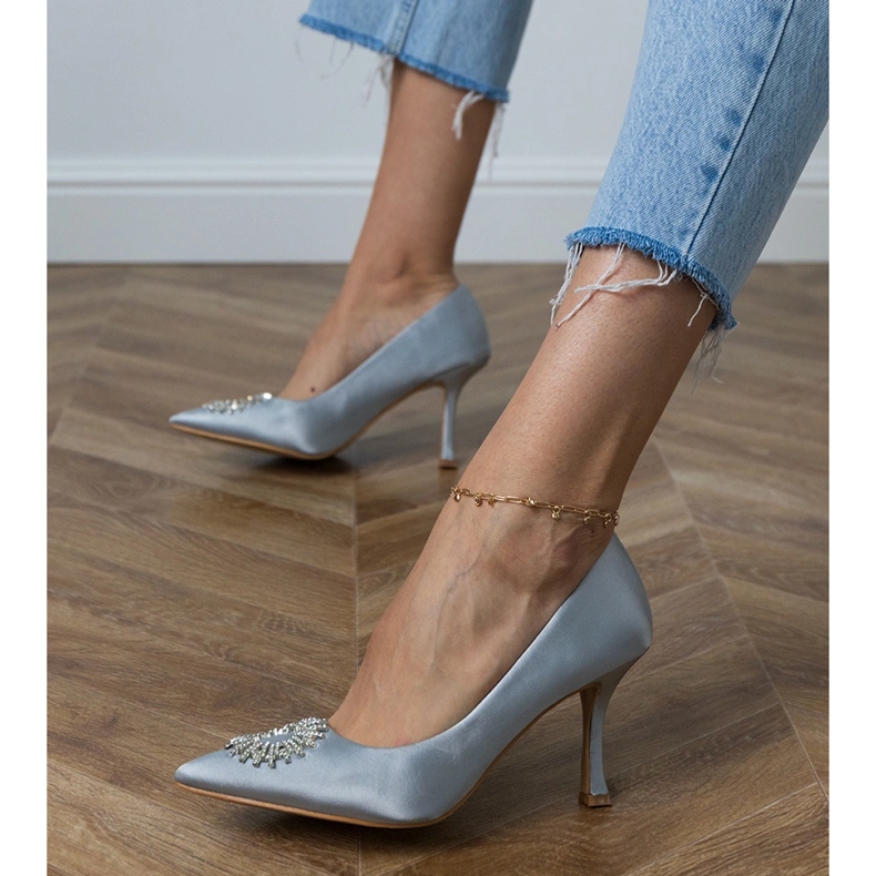 Pompes en satin d'argent avec zircons 2