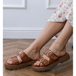 Les tongs plats bruns avec des rayures 2 Les tongs plats bruns avec des rayures 2