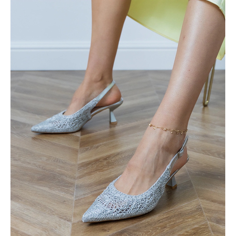 Des pompes en argent tressées d'un talon ouvert 1