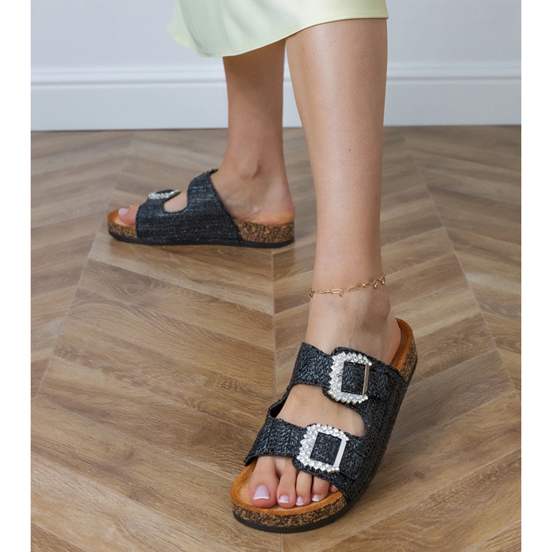 Les tongs noirs sur la semelle en liège avec des zircons sur les boucles le noir 1