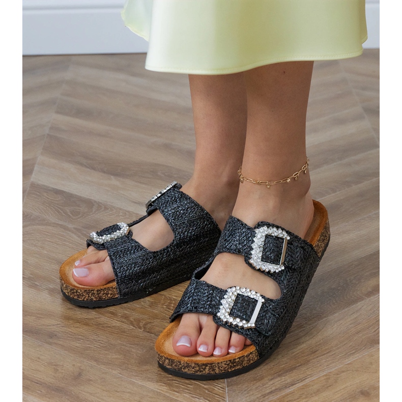 Les tongs noirs sur la semelle en liège avec des zircons sur les boucles 2