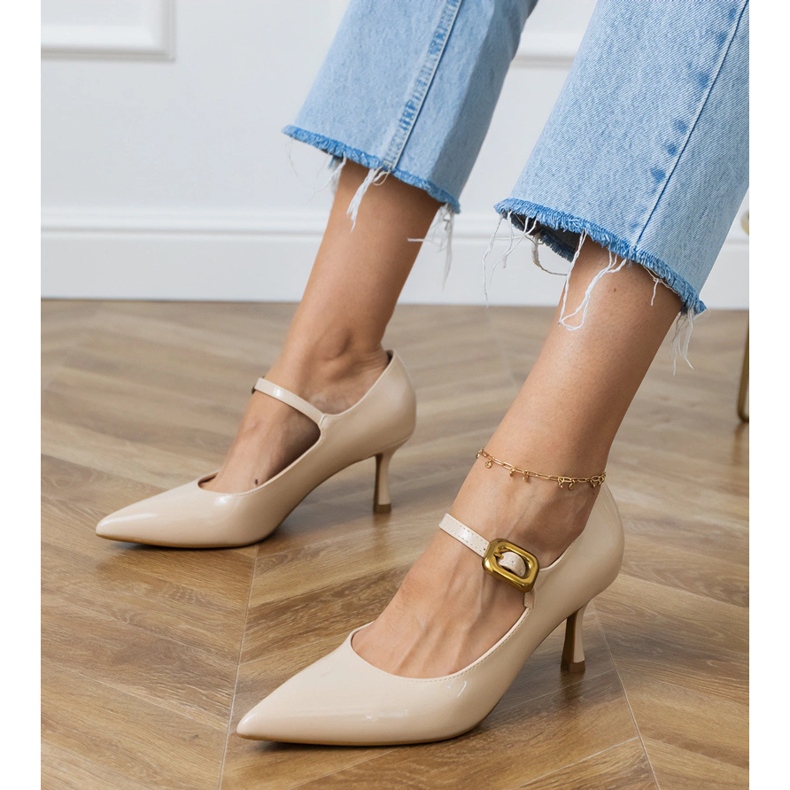 Pompes classiques beiges avec boucle décorative 1