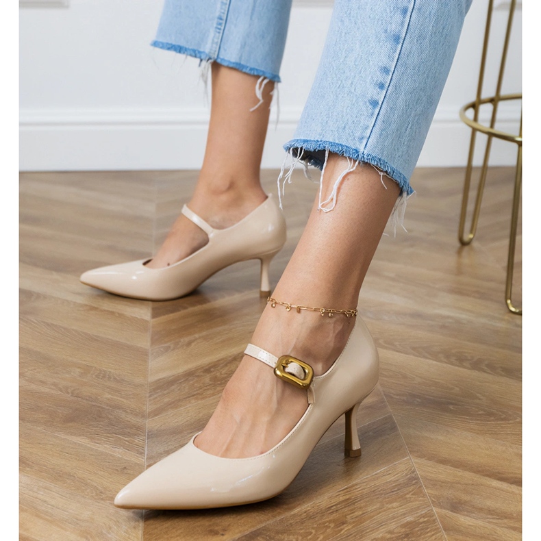 Pompes classiques beiges avec boucle décorative 2