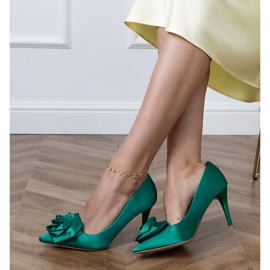 Pompes en satin vert avec une fleur 2
