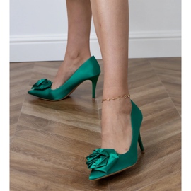 Pompes en satin vert avec une fleur 3