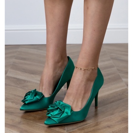 Pompes en satin vert avec une fleur 4