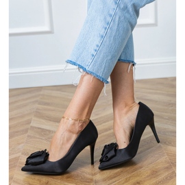 Pompes en satin noir avec une fleur le noir 4