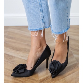 Pompes en satin noir avec une fleur le noir 2