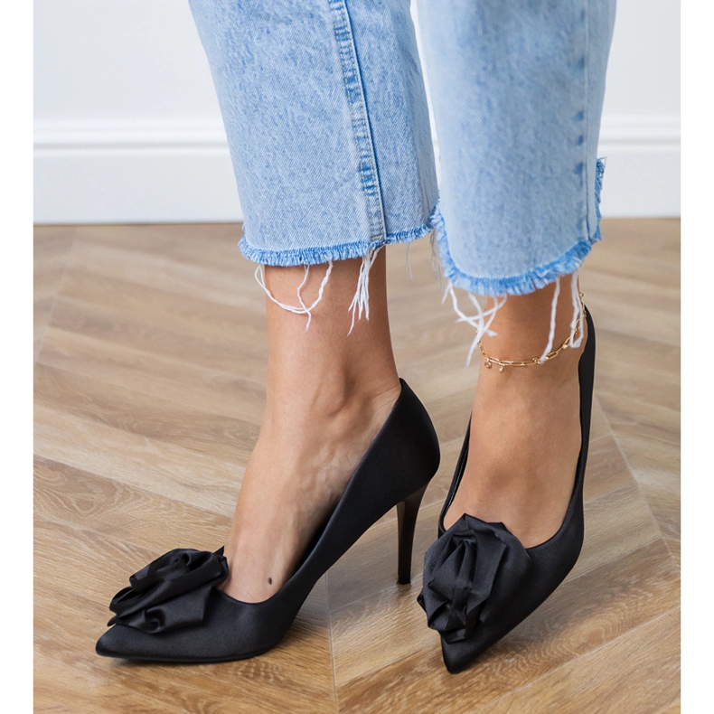 Pompes en satin noir avec une fleur 2